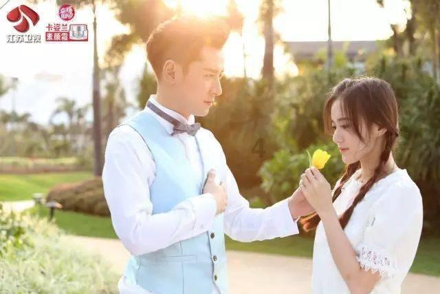 这2个女生哪个好看游戏画面