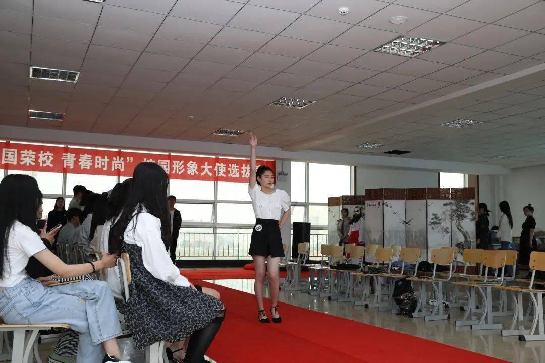 记者:法兰克福接近与埃基蒂克达口头协议,正计划与巴黎谈判